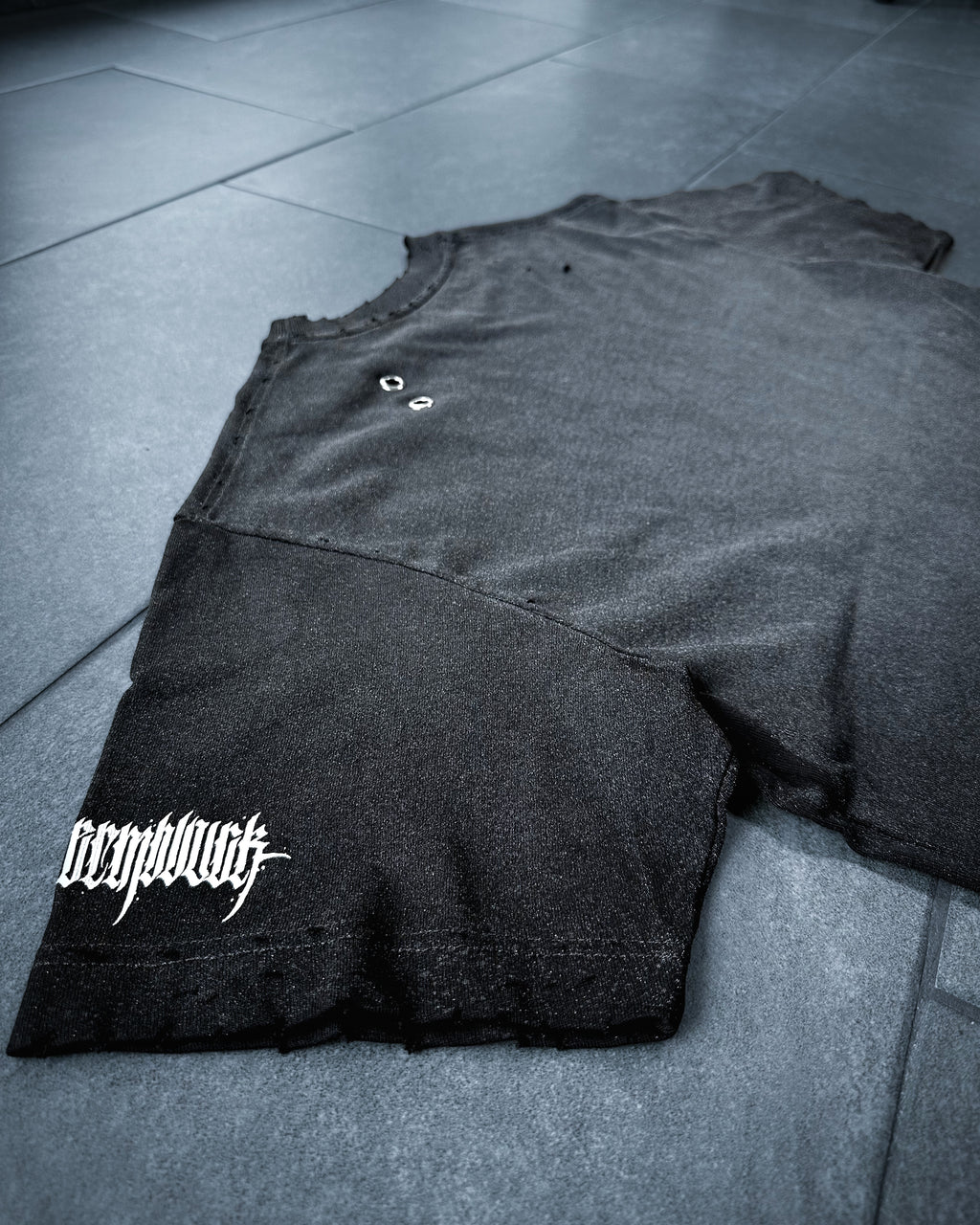 *1of1* Small circle Tee - Handpainted SIZE S